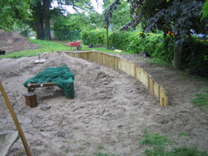 Sandplatz mit Palisaden